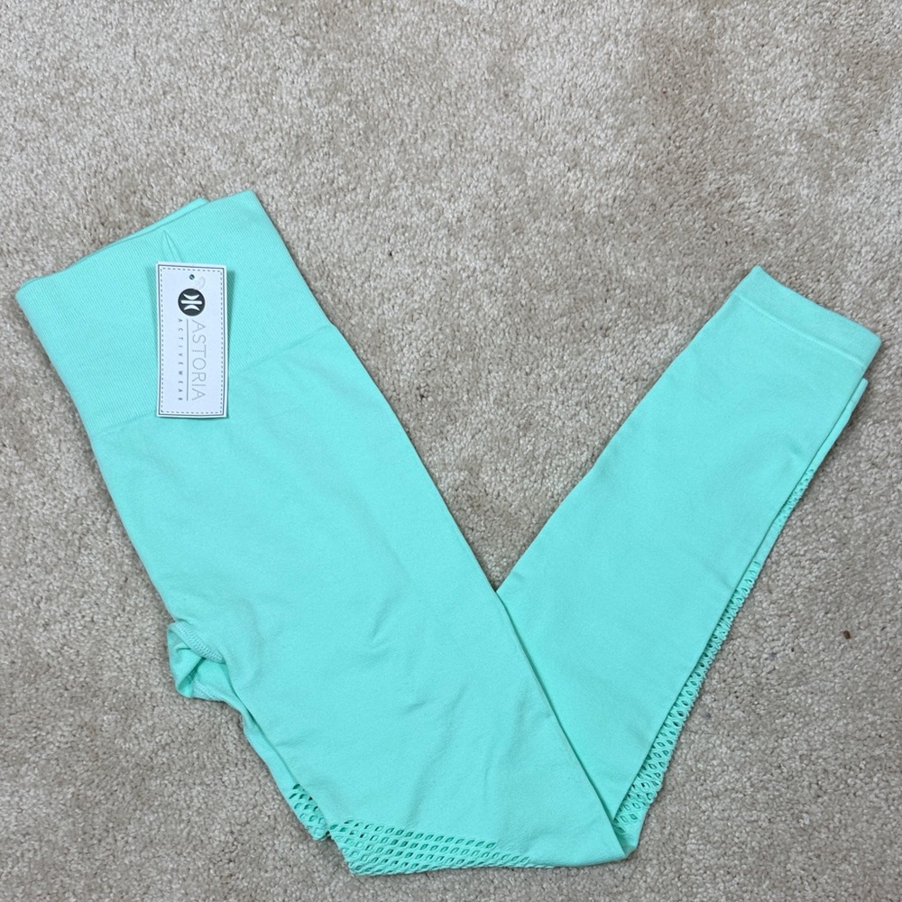 NWT Astoria Aqua Leggings